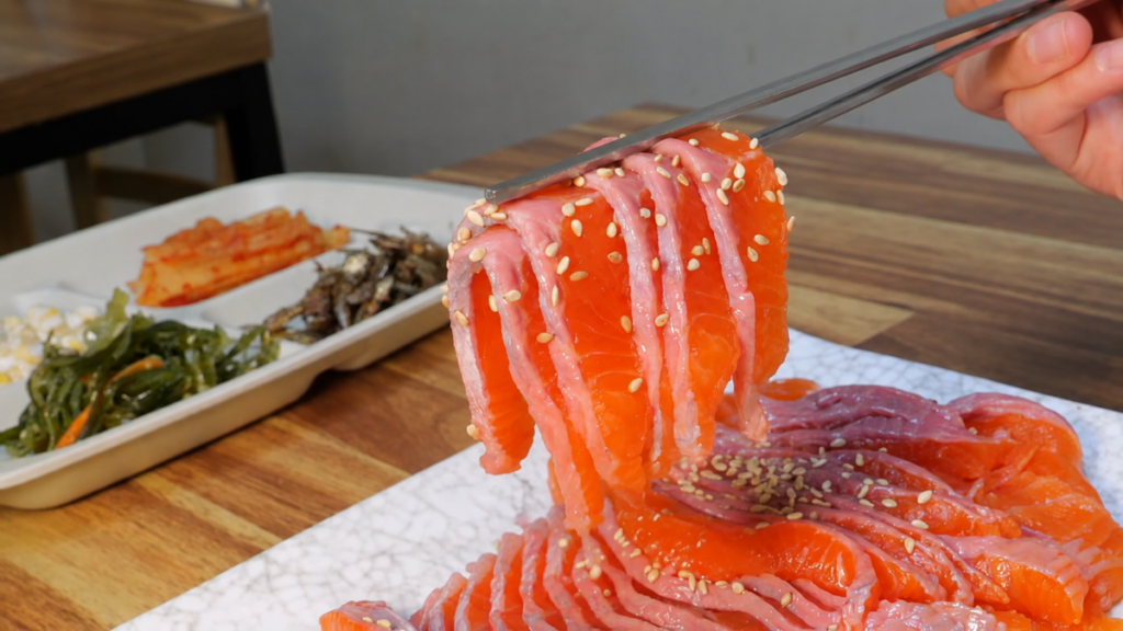 충주 송어회 맛집에서 나온 신선한 송어회 한 접시