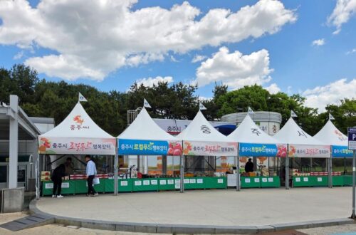 충주 로컬푸드 행복장터 전경과 지역 농산물 판매 부스 모습