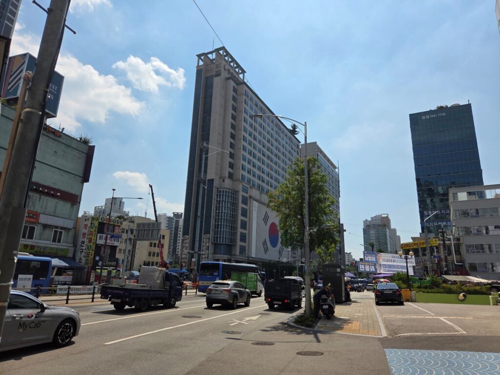 청량리역에서 경동시장으로 걸어가며 본 도로와 시장 주변 사거리 풍경