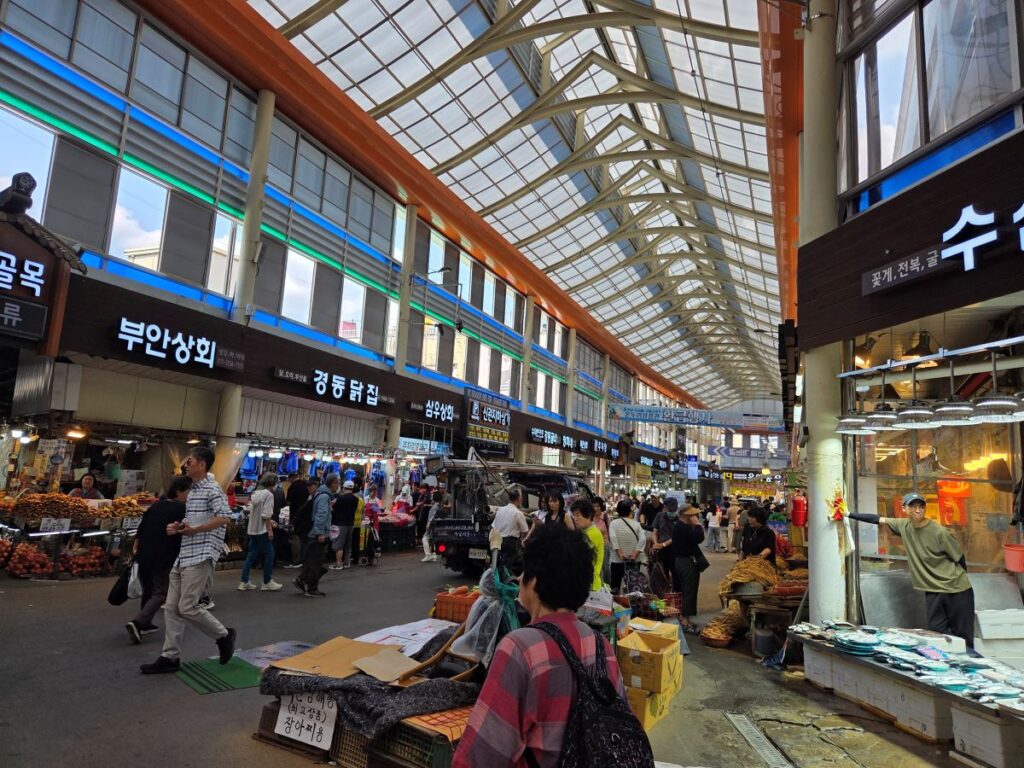 경동시장 내부에서 방문객과 상점이 이어지는 전통시장 만남사거리 풍경