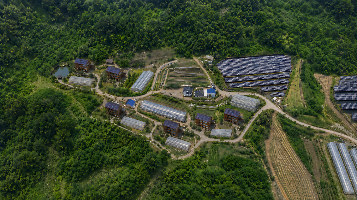 예산군 옹안리 귀촌 온실하우스 구상에서 주거동과 온실하우스 배치 방향을 보여주는 예시 조감도