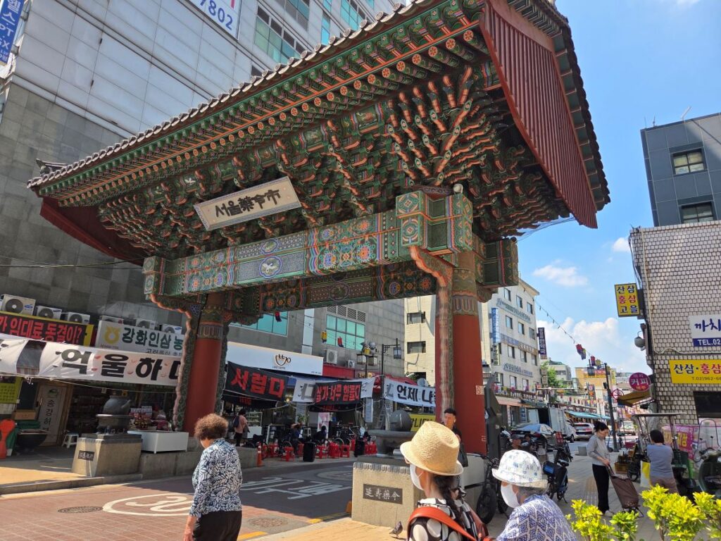 경동시장과 서울약령시 차이를 확인할 수 있는 제기동 서울약령시 입구 사진