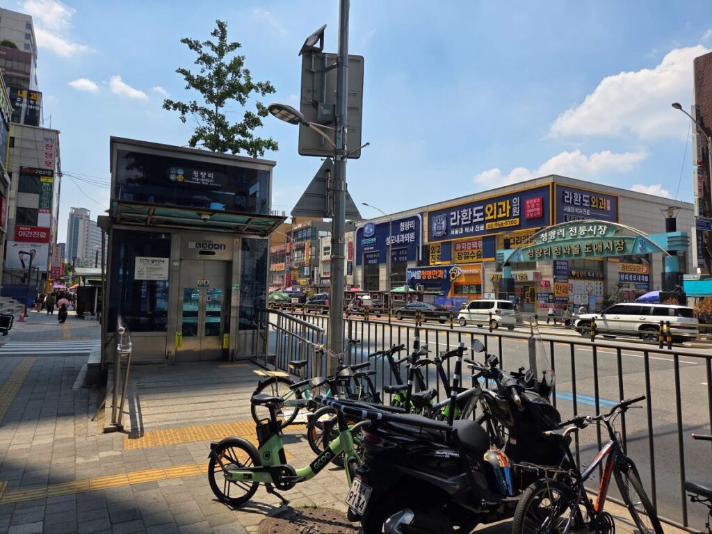 청량리역 인근 거리에서 청량리 청과물 도매시장으로 이동하는 접근 동선과 주변 풍경