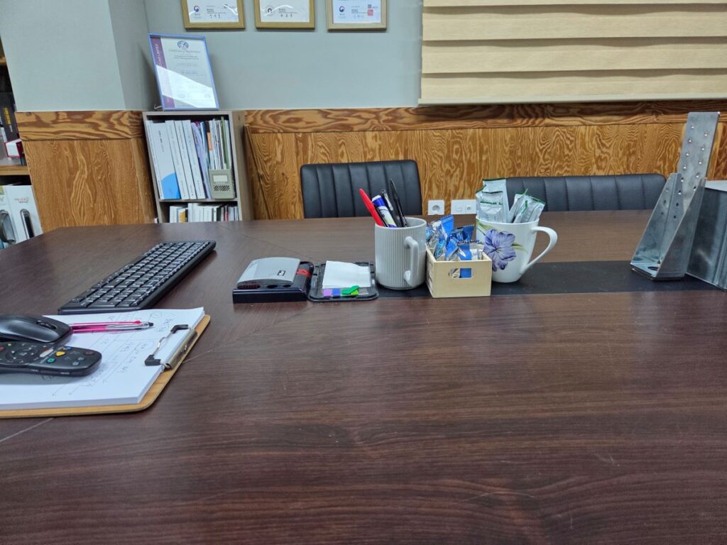 광주 세움스틸하우스 사무실에서 스틸하우스 구조와 평당 비용 상담을 기다리던 모습