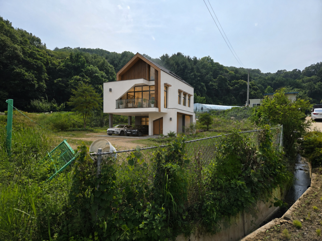 예산 옹안리 현장에서 주택과 온실하우스 배치 계획을 확인하며 귀농 창업자금 신청조건을 검토하는 사진