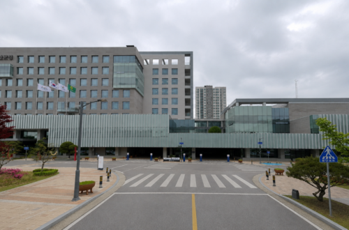 예산군 농촌 토지의 도로·상수도·하수도 조건을 문의하기 위해 방문한 예산군청 정면